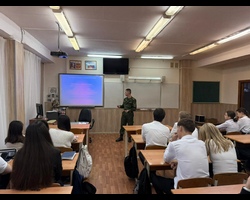 Студенты Военного учебного центра при ЮФУ посетили гимназию № 19 г. Ростова-на-Дону, где встретились с учениками старших классов